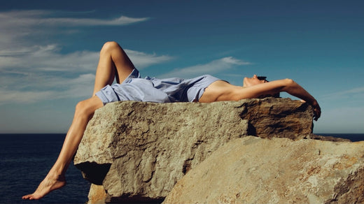 Frau liegt in der Sonne